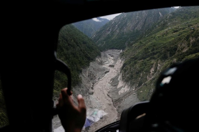 How two men survived nine days in a Nepal flood tunnel - Ảnh 1.