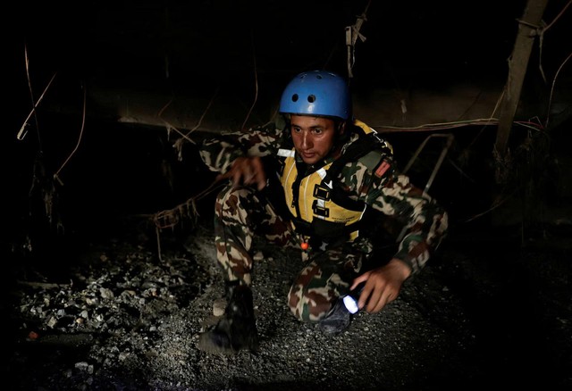 How two men survived nine days in a Nepal flood tunnel - Ảnh 3.
