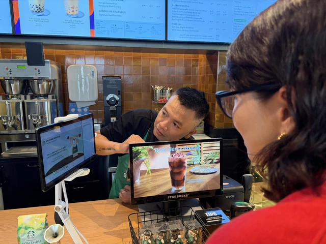 Starbucks Vietnam opens first Signing Store in Vietnam, located in Ho Chi Minh City - Ảnh 1.