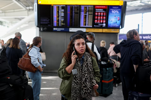 Air traffic control issue disrupts flights at major UK airports- Ảnh 1.