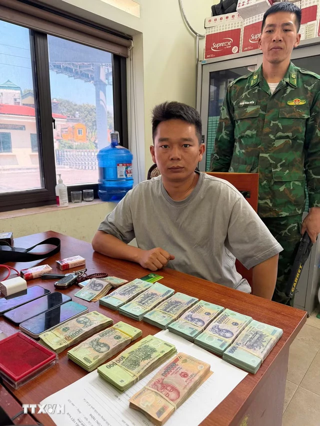 Foreigners carrying cash to Vietnam: When can violations lead to prosecution?- Ảnh 1.