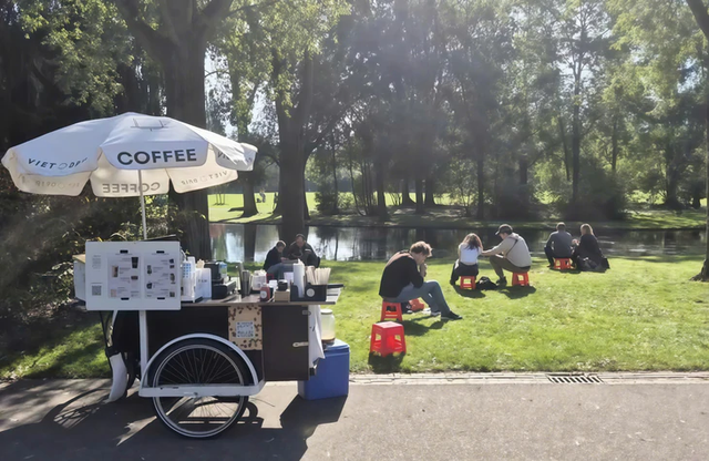 Croatian man brings Vietnam’s sidewalk coffee culture to Amsterdam- Ảnh 2.