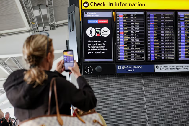 Air traffic control issue disrupts flights at major UK airports- Ảnh 2.