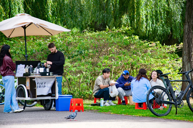 Croatian man brings Vietnam’s sidewalk coffee culture to Amsterdam- Ảnh 3.