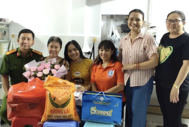 Vietnamese elderly scrap collector finds gold jewelry bag, takes it to police- Ảnh 1.