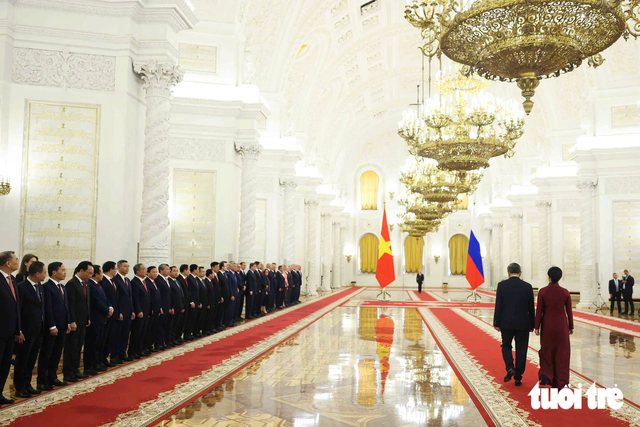 Russian President Vladimir Putin welcomes Vietnamese Party General Secretary and State President To Lam and his spouse at Kremlin - Ảnh 2.