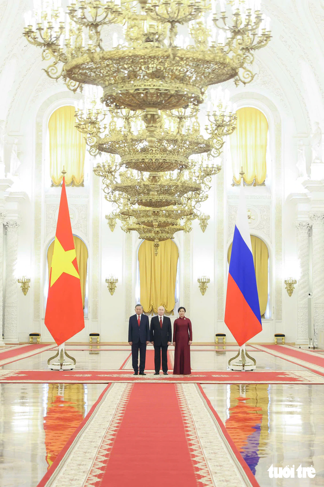 Russian President Vladimir Putin welcomes Vietnamese Party General Secretary and State President To Lam and his spouse at Kremlin - Ảnh 4.