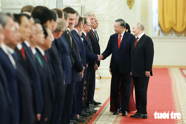 Russian President Vladimir Putin welcomes Vietnamese Party General Secretary and State President To Lam and his spouse at Kremlin - Ảnh 5.