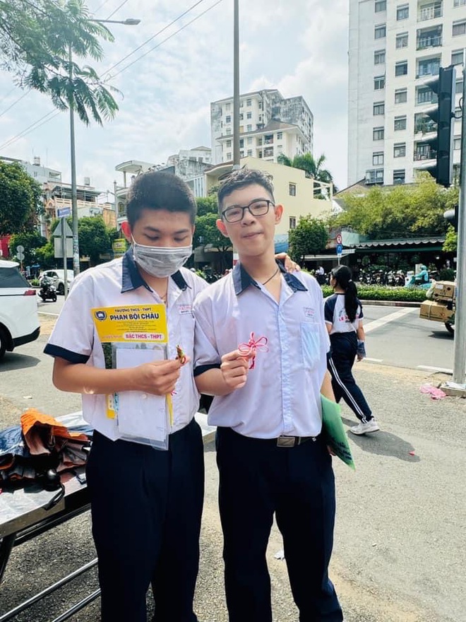 Chiến sĩ Hoa phượng đỏ tiếp sức các sĩ tử kỳ thi tuyển sinh lớp 10- Ảnh 6.