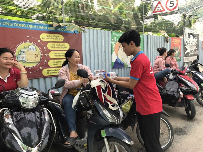 Chiến sĩ Hoa phượng đỏ tiếp sức các sĩ tử kỳ thi tuyển sinh lớp 10- Ảnh 3.