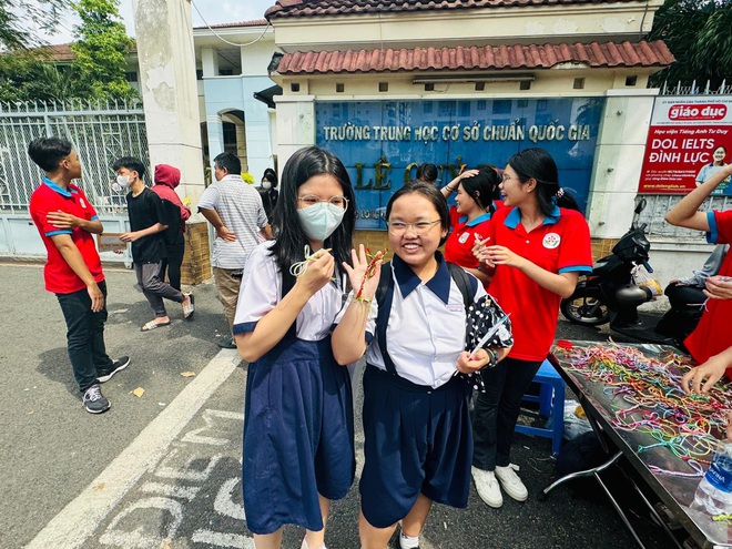 Chiến sĩ Hoa phượng đỏ tiếp sức các sĩ tử kỳ thi tuyển sinh lớp 10- Ảnh 7.