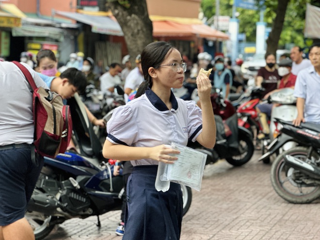 Thi tuyển sinh lớp 10 tại TP.HCM: con luôn có ba mẹ đồng hành- Ảnh 3.