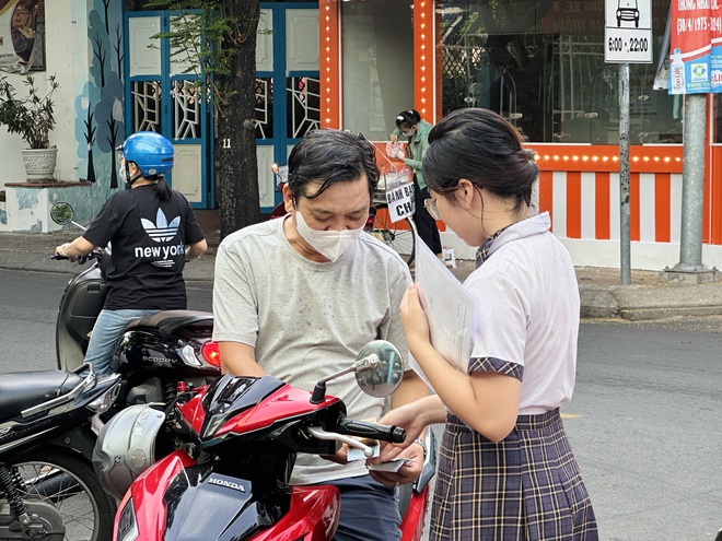 Thi tuyển sinh lớp 10 tại TP.HCM: con luôn có ba mẹ đồng hành- Ảnh 13.