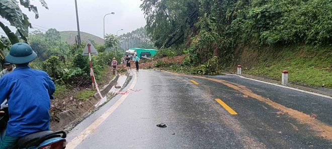 Yên Bái, Lào Cai, sinh viên chật vật đường đến trường sau bão số 3- Ảnh 4.