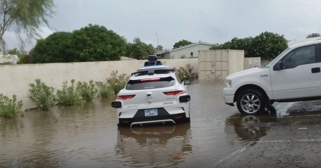 Taxi tự lái mắc kẹt giữa đường ngập, hãng đổ cho thời tiết khó lường - Ảnh 1.
