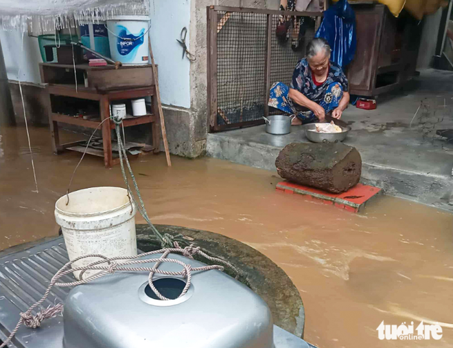 Rising river water floods dozens of homes after heavy rains in Vietnam’s Hue - Ảnh 3.