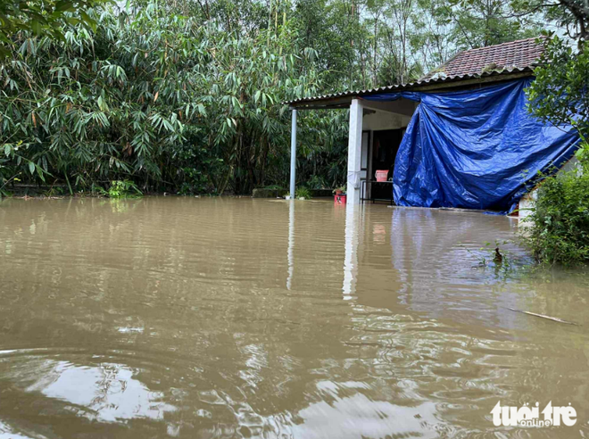 Rising river water floods dozens of homes after heavy rains in Vietnam’s Hue - Ảnh 4.