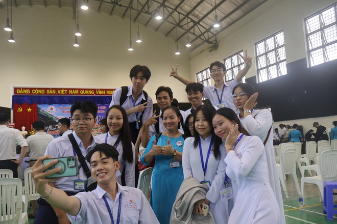 Thầy trò Trường THPT chuyên Tiền Giang xúc động ngày hội ngộ- Ảnh 8.