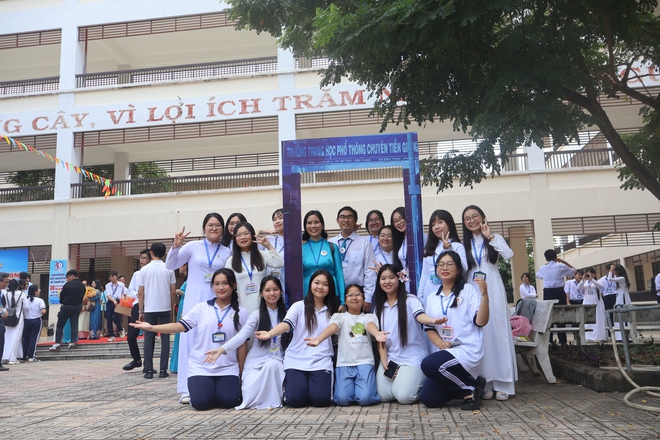 Thầy trò Trường THPT chuyên Tiền Giang xúc động ngày hội ngộ- Ảnh 9.