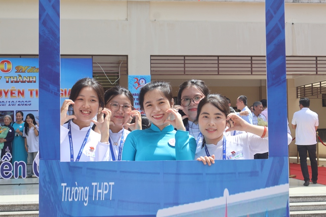 Thầy trò Trường THPT chuyên Tiền Giang xúc động ngày hội ngộ- Ảnh 11.