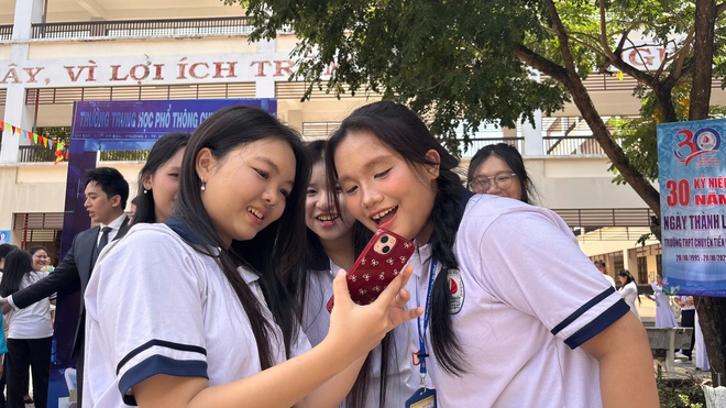 Thầy trò Trường THPT chuyên Tiền Giang xúc động ngày hội ngộ- Ảnh 10.