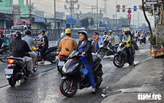Motorcyclists flout traffic rules in Ho Chi Minh City, turn wrong-way riding into dangerous norm
- Ảnh 2. Motorcyclists flout traffic rules in Ho Chi Minh City, turn wrong-way riding into dangerous norm
- Ảnh 2.