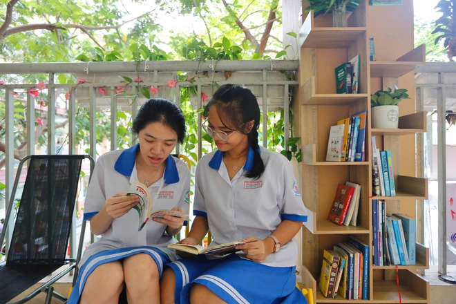 Góc đọc sách cực chill của teen Trường THPT Bình Chiểu giờ ra chơi- Ảnh 2. Góc đọc sách cực chill của teen Trường THPT Bình Chiểu giờ ra chơi- Ảnh 2.