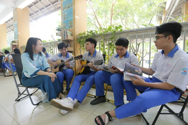 Góc đọc sách cực chill của teen Trường THPT Bình Chiểu giờ ra chơi- Ảnh 5. Góc đọc sách cực chill của teen Trường THPT Bình Chiểu giờ ra chơi- Ảnh 5.