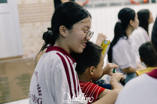 Teen Trường THPT Hùng Vương thắp sáng nụ cười trẻ em mái ấm mùa trăng rằm - Ảnh 15.