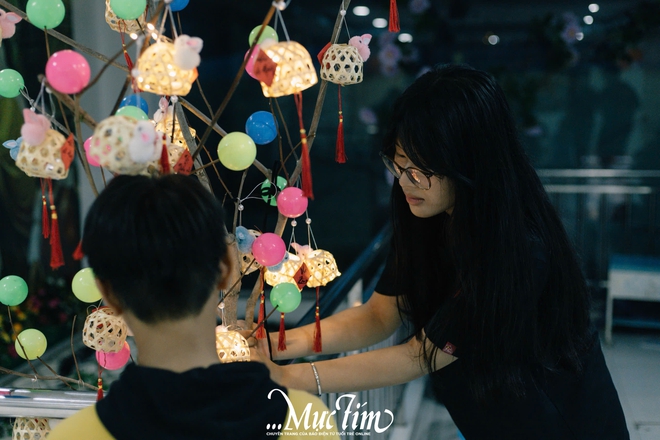 Teen Trường THPT Hùng Vương thắp sáng nụ cười trẻ em mái ấm mùa trăng rằm - Ảnh 17.