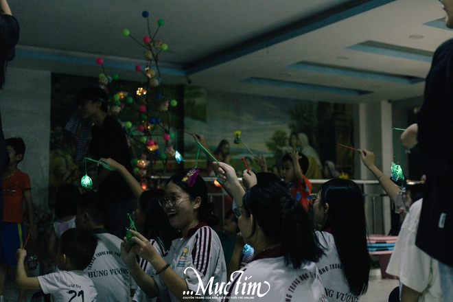 Teen Trường THPT Hùng Vương thắp sáng nụ cười trẻ em mái ấm mùa trăng rằm - Ảnh 18.