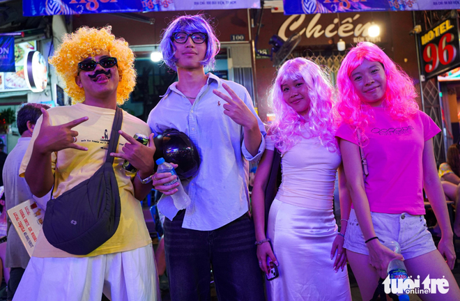 Young locals, foreign visitors flock to Ho Chi Minh City’s Bui Vien Street for Halloween celebrations
- Ảnh 2. Young locals, foreign visitors flock to Ho Chi Minh City’s Bui Vien Street for Halloween celebrations
- Ảnh 2.