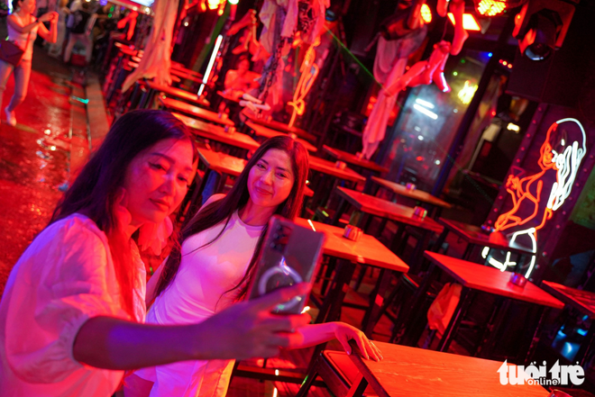 Young locals, foreign visitors flock to Ho Chi Minh City’s Bui Vien Street for Halloween celebrations
- Ảnh 4. Young locals, foreign visitors flock to Ho Chi Minh City’s Bui Vien Street for Halloween celebrations
- Ảnh 4.