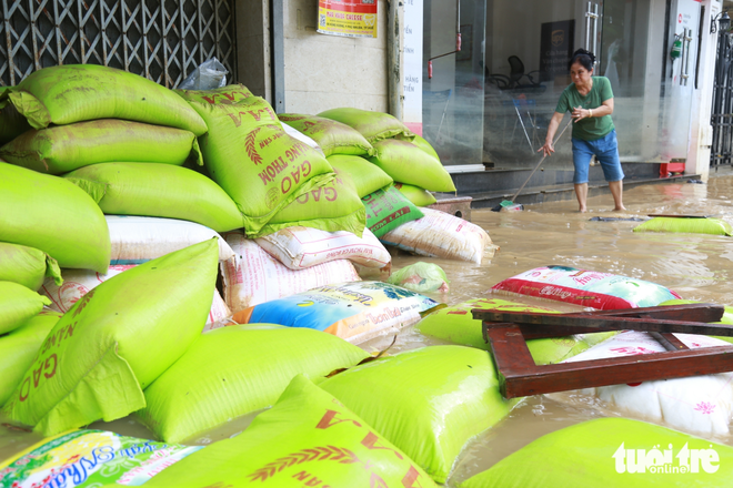 Shopkeepers in Vietnam’s Hue City traumatized by heavy losses after floods
- Ảnh 2. Shopkeepers in Vietnam’s Hue City traumatized by heavy losses after floods
- Ảnh 2.