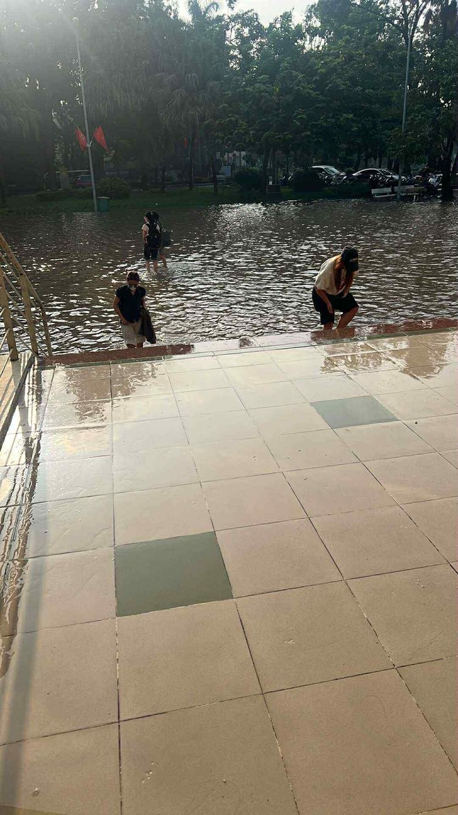Sinh viên Hà Nội ứng phó với cảnh ngập úng do mưa bão- Ảnh 6.