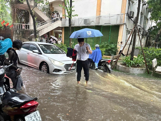 Sinh viên Hà Nội ứng phó với cảnh ngập úng do mưa bão- Ảnh 3.