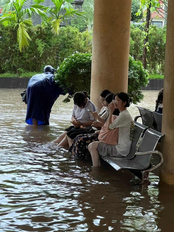 Sinh viên Hà Nội ứng phó với cảnh ngập úng do mưa bão- Ảnh 4.