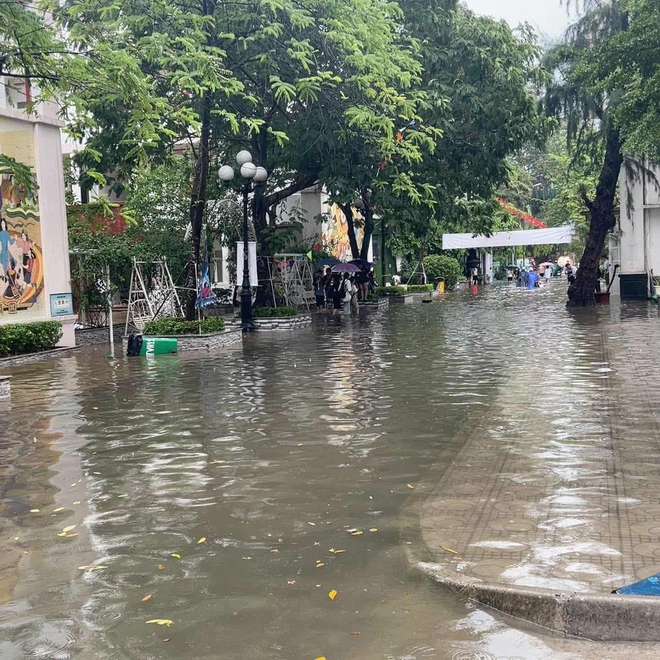 Sinh viên Hà Nội ứng phó với cảnh ngập úng do mưa bão- Ảnh 5.