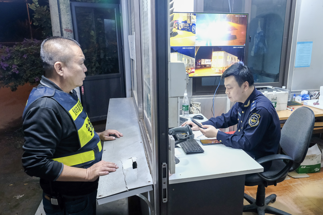 Vietnam tests first driverless electric trucks for import transport from China
- Ảnh 2. Vietnam tests first driverless electric trucks for import transport from China
- Ảnh 2.