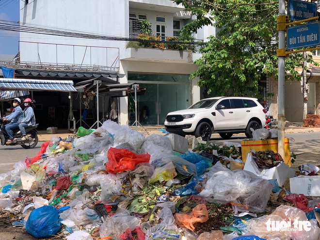 Garbage piles up across Da Nang after late October floods despite cleanup efforts - Ảnh 4.