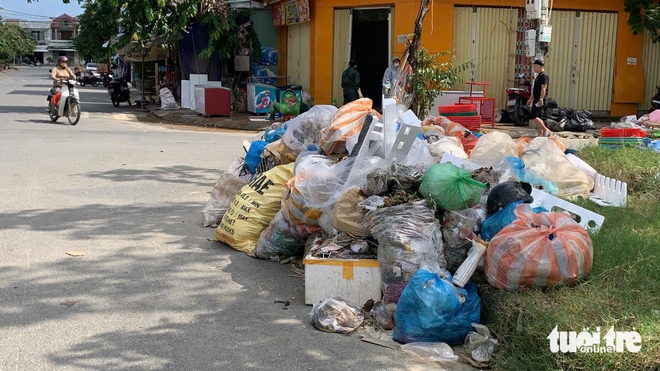 Garbage piles up across Da Nang after late October floods despite cleanup efforts - Ảnh 5.