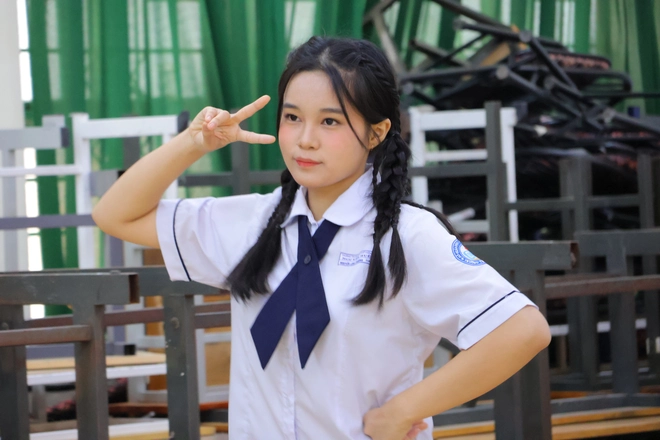 Học trò Trường THPT Nguyễn Huệ khoe tài chơi nhạc cụ, rap, múa võ mừng Ngày Nhà giáo Việt Nam - Ảnh 12.