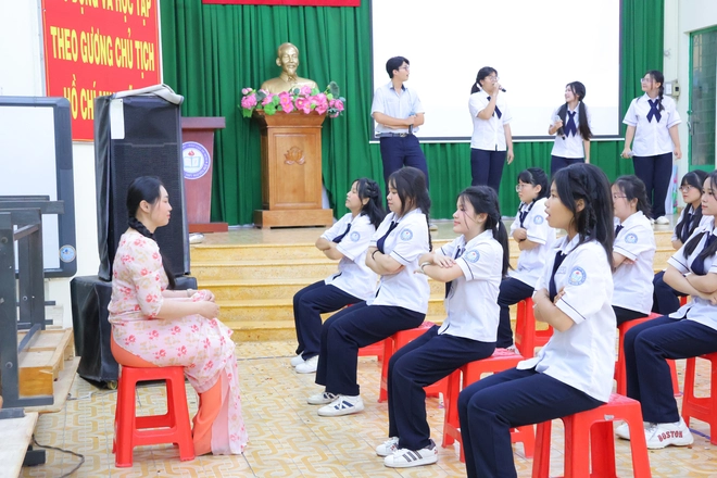 Học trò Trường THPT Nguyễn Huệ khoe tài chơi nhạc cụ, rap, múa võ mừng Ngày Nhà giáo Việt Nam - Ảnh 10.