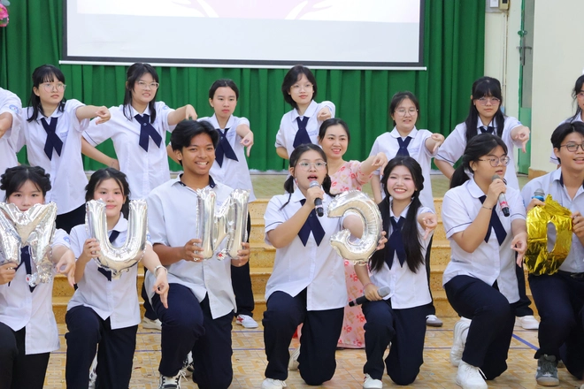 Học trò Trường THPT Nguyễn Huệ khoe tài chơi nhạc cụ, rap, múa võ mừng Ngày Nhà giáo Việt Nam - Ảnh 11.