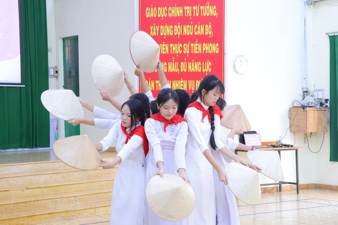 Học trò Trường THPT Nguyễn Huệ khoe tài chơi nhạc cụ, rap, múa võ mừng Ngày Nhà giáo Việt Nam - Ảnh 20.