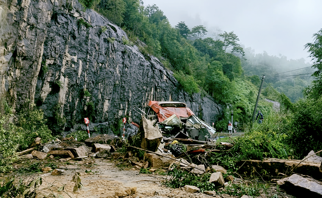 6 killed after landslide hits passenger bus in south-central Vietnam - Ảnh 2.