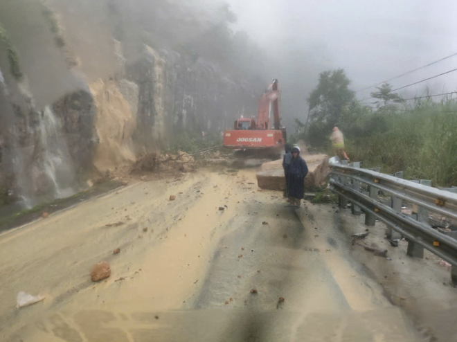 6 killed after landslide hits passenger bus in south-central Vietnam - Ảnh 3.