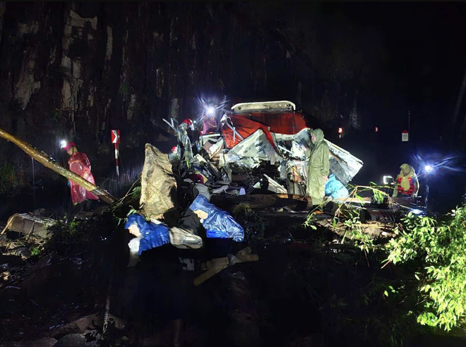 6 killed after landslide hits passenger bus in south-central Vietnam - Ảnh 6.