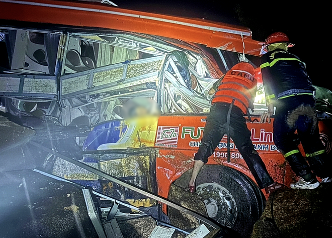 6 killed after landslide hits passenger bus in south-central Vietnam - Ảnh 7.