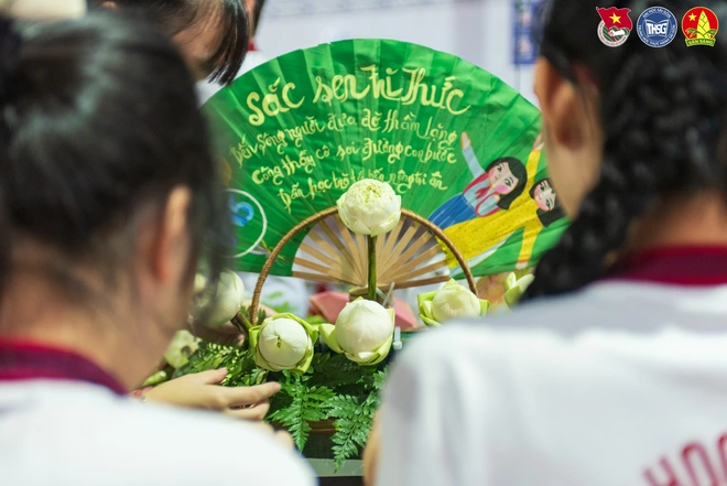 Rực rỡ những bông hoa tri ân trên ngực áo của thầy cô Trường Trung học Thực hành Sài Gòn - Ảnh 15.